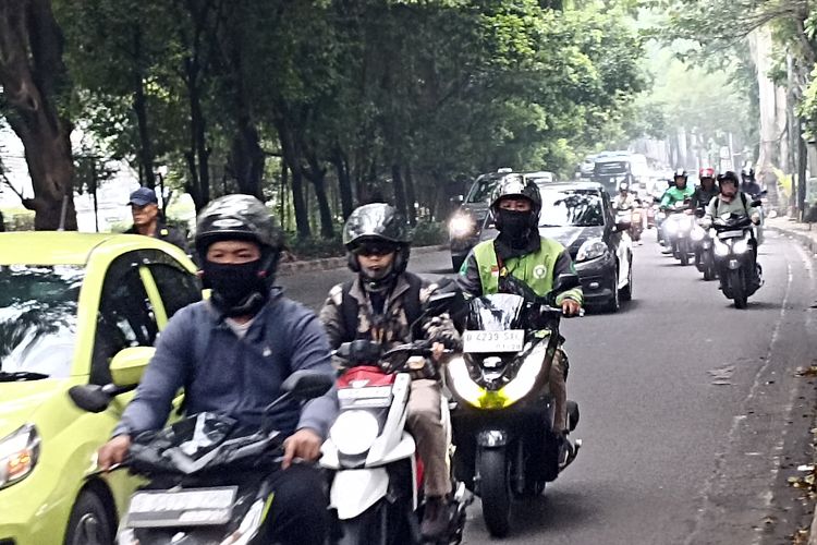 Kemacetan, jalan tb simatupang, T.B. Simatupang, jakarta selatan, Jalan TB Simatupang: Cerita di Balik Kemacetan, Kemacetan yang Menjadi Sahabat Sehari-hari di Jalan TB Simatupang, TB Simatupang: Tokoh Penting dalam Perjuangan Bangsa, Melanjutkan Perjuangan Melalui Pelayanan, Warisan yang Terabaikan di Tengah Kemacetan