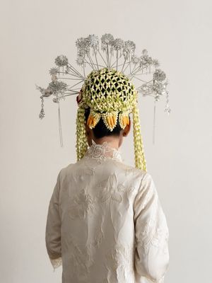 Alya Rohali, pernikahan anak alya rohali, namira adjani, 6 Gaya Pernikahan Namira Adjani Putri Alya Rohali, Anggun dalam Balutan Adat Betawi, 1. Kebaya putih rancangan Didiet Maulana, 2. Siger Betawi berhias bunga melati segar, 3. Tata rambut tradisional oleh Woko S, 4. Makeup natural karya Marlene Hariman, 5. Alas kaki selaras dengan kain dan aksesori, 6. Prosesi adat meriah bersama sanggar Nusantara