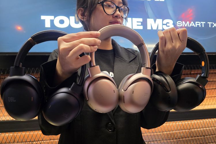 JBL Tour One M3 Smart Tx, fitur JBL Tour One M3 Smart Tx, 10 Fitur Headphone JBL Tour One M3 Smart Tx, Cocok untuk Audiophile, 1. Smart Tx: pemancar audio nirkabel, 2. Auracast untuk dengerin audio bareng, 3. ANC 2.0, 4. Hi-Res dan Lossless Audio, 5. JBL Spatial 360, 6. Personi-Fi 3.0, 7. Smart Talk, 8. Baterai hingga 70 jam, 9. Bisa terhubung kedua perangkat sekaligus, 10. Desain nyaman dan ergonomis