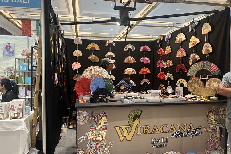 Inacraft, Inacraft 2025, Jenis barang yang ada di Inacraft 2025, pameran inacraft, pameran inacraft 2025, inacraft 2025 october, Inacraft 2025, Ini 10 Jenis Barang UMKM Indonesia yang Bisa Ditemukan, 1. Kain batik, 2. Tas rotan, tenun, dan kulit, 3. Busana dari batik dan tenun, 4. Perhiasan, 5. Alat masak dan perlengkapan makan, 6. Barang dekorasi rumah, 7. Kipas tangan, 8. Sepatu, 9. Produk perawatan kulit, 10. Kebaya