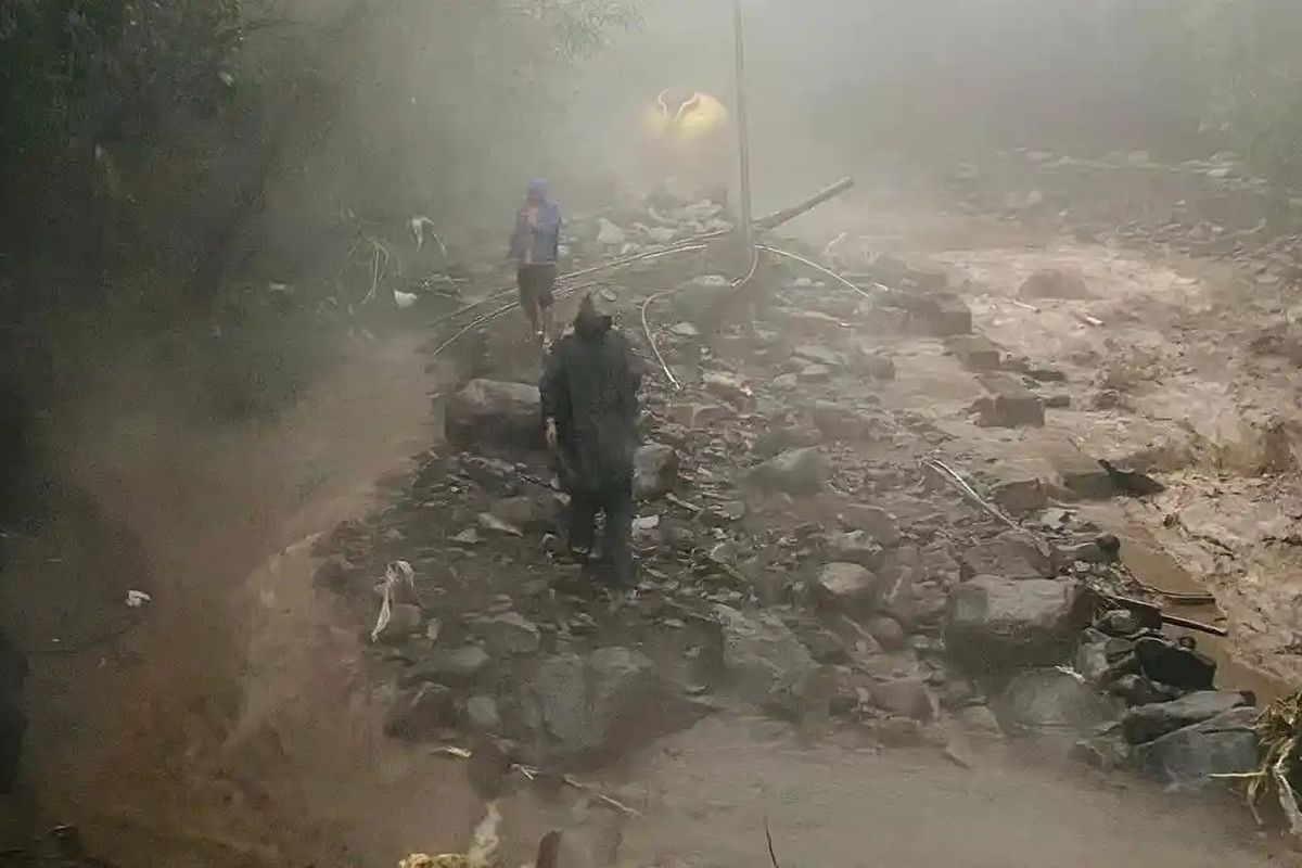 Guci, banjir, wisata Guci Tegal, Kisah Sebelum Guci Tegal Banjir: Pertanda Alam dari Batu Sungai Selamatkan Pengunjung
