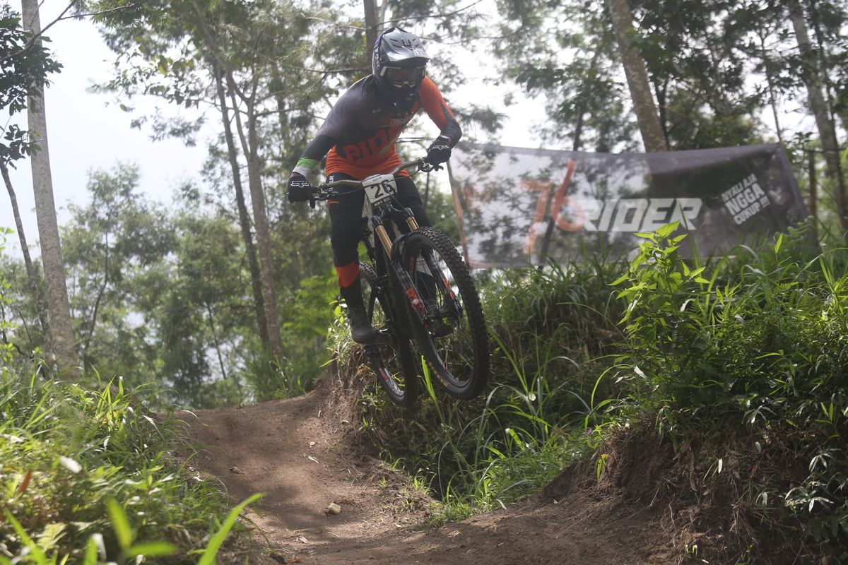motor, sepeda gunung, batu, Downhill, downhiller, Indonesian Downhill 2025, Downhiller Elite Nasional Berebut Juara Umum di Klemuk Bike Park