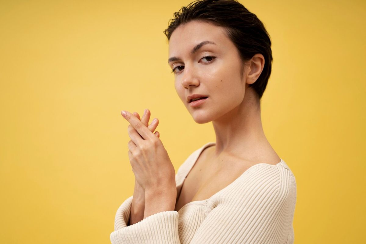 olive undertone, Olive Undertone: Tipe Kulit yang Sering Salah Shade Makeup, Apa Itu Olive Undertone?, Kenapa Olive Undertone Sering Membingungkan?, Ciri-ciri Kulit Olive Undertone, Cara Mengetahui Olive Undertone, Warna Makeup yang Cocok untuk Olive Undertone, Kesalahan yang Sering Terjadi pada Olive Undertone