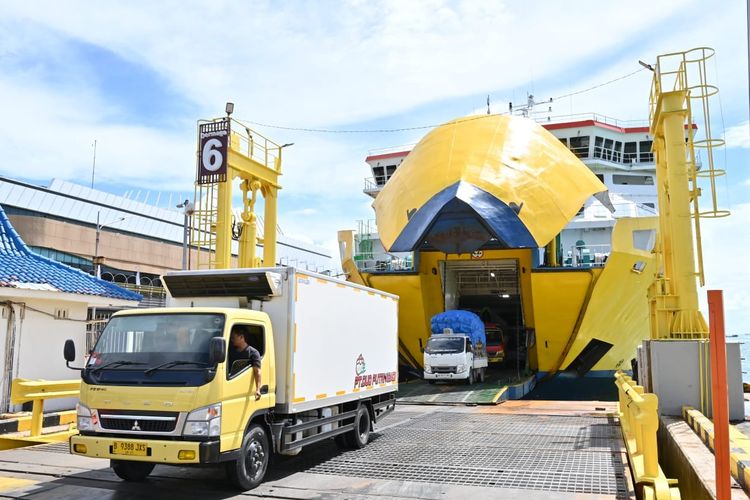 Transjakarta, lane hogger, jalan tol, Toyota Voxy, Hybrid, PHEV, Mobil Listrik, Kapal Feri, Lenteng Agung Arah Depok, Fenomena Lane Hogger, Rute Transjakarta UI