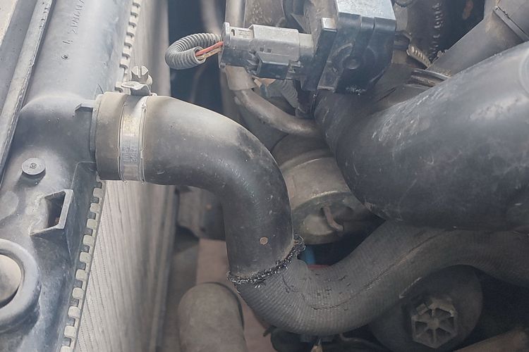 langkah darurat, Langkah Darurat jika Mobil Overheat Saat Perjalanan Mudik, 1. Segera menepi dan hentikan mobil, 2. Matikan mesin kendaraan, 3. Buka kap mesin, 4. Tunggu mesin hingga agak dingin, 5. Cek kondisi selang dan tutup radiator, 6. Tambahkan air ke radiator, 7. Periksa kipas radiator, 8. Segera menuju bengkel terdekat