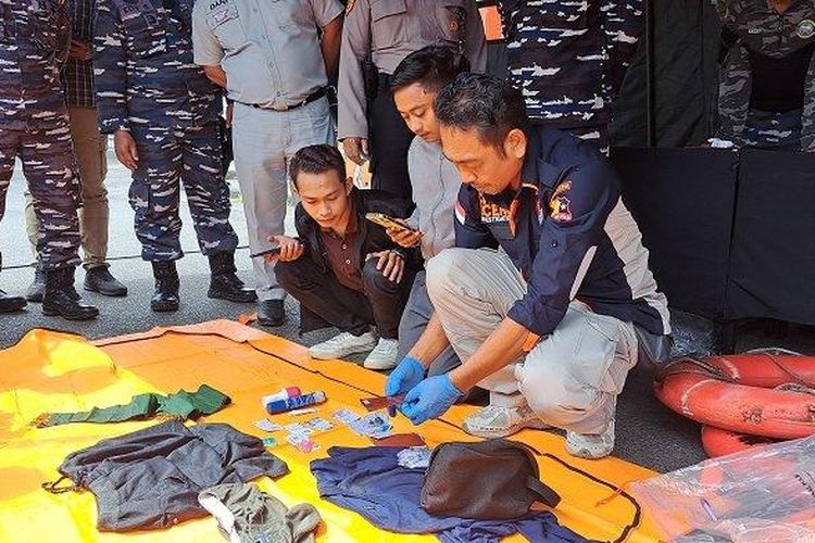 KMP Tunu Pratama Jaya, Banyuwangi, Tunu Pratama Jaya tenggelam di Selat Bali, KMP Tunu Pratama Jaya tenggelam di selat Bali, Korban selamat KMP Tunu Pratama Jaya, korban selamat KMP tunu pratama, Mereka yang Bertahan di Selat Bali Saat KMP Tunu Pratama Jaya Tenggelam, Ada yang Peluk Jasad Sang Ayah, 'Saya rangkul tubuh bapak saat tenggelam dalam ombak', Detik-detik kapal tenggelam, Ditemukan nelayan, Berenang selama berjam-jam, Bagaimana Perkembangan Pencarian?, Bagaimana kronologinya?