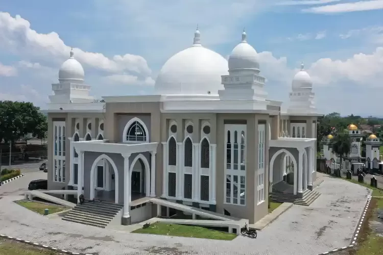 Purwokerto, rekomendasi wisata, 7 Spot Wisata di Sekitar Alun-Alun Purwokerto, Cocok untuk Liburan Hemat, 1. Alun-Alun Purwokerto, 2. Menara Pandang Teratai, 3. Madhang Maning Park, 4. Museum Bank Rakyat Indonesia (BRI), 5. Taman Mas Kemambang, 6. Rita SuperMall Purwokerto, 7. Masjid Raya Al-Ittihad
