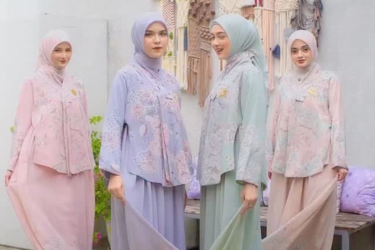 7 Rekomendasi Busana Lebaran 2026, Bikin Terlihat Anggun dan Bersahaja, 1. Halimah Gamis Hanbok, 2. Janur Among Collection by Thenblank, 3. Abaya Turkiye Multifungsi, 4. La Zurra Signature (Rompi Lepas) by Javina, 5. Gamis Bini Orang by Butik Care, 6. Al Kisah by Damakara Official, 7. Alea One Set Baju Kurung oleh Leviora