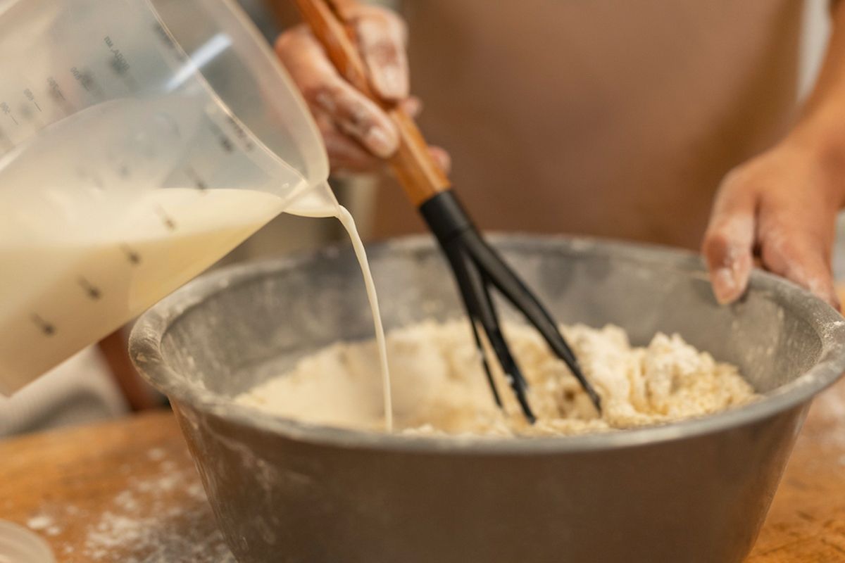 Bugis mandi, bugis mandi, bugis mandi hijau, cara membuat bugis mandi, isian bugis mandi, resep bugis mandi hijau, Resep Bugis Mandi Hijau, Jajanan Tradisional yang Lembut dan Gurih, Bahan kulit, Bahan isian, Bahan santan kental, Membuat kulit bugis mandi, Membuat isian bugis mandi, Membuat santan kental, Membuat bulatan hijau, Cara penyajian