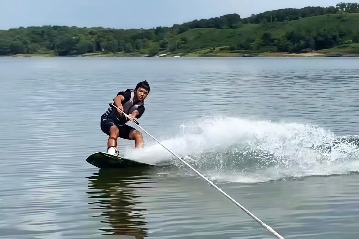 ski air, Telaga Sarangan, Mojosemi Forest Park, Cerita Pemuda Asal Magetan Lahirkan Atlet Ski Air Berprestasi, Bermodal Papan Kayu Jati dan Tali Sapi, Belajar dari Nol, Jatuh Bangun di Atas Air, Modal Nekat ke Arena, Pulang Bawa Prestasi, Dari Tanpa Sertifikat, Jadi Pelatih Terbaik Jawa Timur, Tak Hanya Sebagai Pelatih, Tapi Juga Penggerak, Harapan Prestasi yang Kembali Bersemi