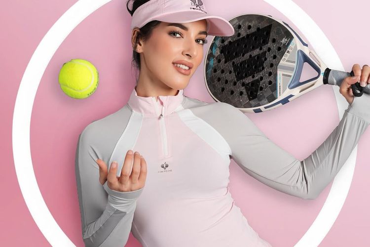 tasya farasya, outfit padel, Outfit Tasya Farasya, outfit olahraga, inspirasi gaya sporty, inspirasi outfit olahraga, style tasya farasya, 5 Gaya Tasya Farasya yang Sporty, Tetap Stylish di Lapangan, 1. Soft pink look yang feminin, 2. Sporty kasual dengan dress navy, 3. Dress serba putih, 4. Crop jaket ungu dan rok mini, 5. Monokrom hitam putih