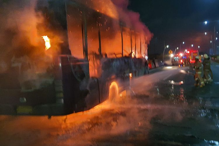 Tol Cipali, kebakaran, Bus Pariwisata Terbakar di Tol Cipali, Diduga Korsleting Mesin