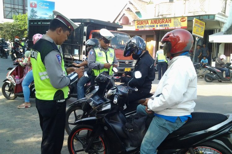 mematikan AC mobil, menyalakan AC mobil, Mematikan AC Mobil, Mitsubishi Destinator, Kena Tilang di Luar Kota, Penjualan Mobil Hybrid, Menyalakan AC Mobil, Populer Otomotif, artikel terpopuler, Penjualan mobil hybrid, kena tilang di luar kota, Mematikan AC Saat Menanjak, Ketilang di Luar Kota