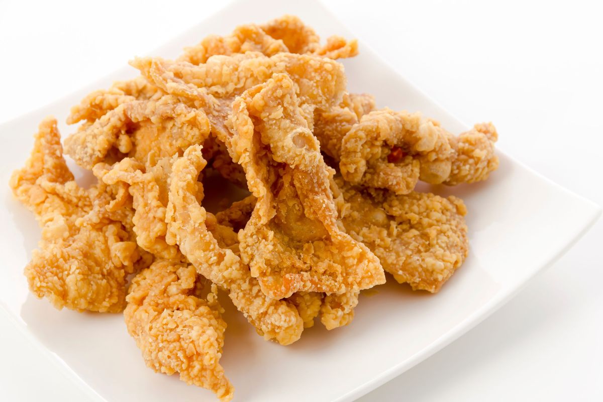 kulit ayam goreng, Rahasia Kulit Ayam Goreng Gurih Krispi Tahan Lama, Dijamin Bikin Ketagihan!, 1. Bersihkan lemak hingga tuntas, 2. Rendam kulit dalam air kapur sirih, 3. Rebus sebentar untuk mengurangi minyak, 4. Gunakan campuran tepung untuk tekstur lebih berlapis, 5. Teknik menggoreng yang tepat adalah kuncinya, 6. Tiriskan secara benar agar tetap krispi