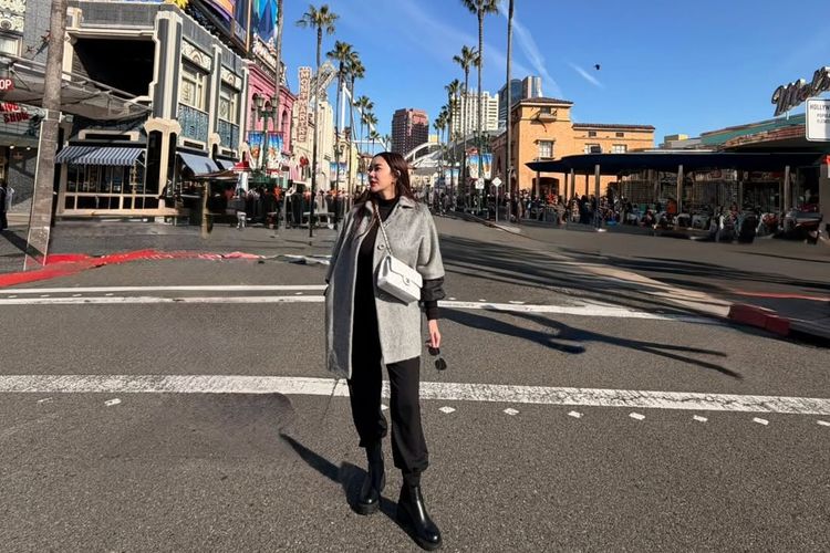 Aura Kasih, gaya Aura Kasih, 7 Gaya Aura Kasih Liburan Akhir Tahun di Jepang, Simpel dan Timeless, 1. Monokrom klasik, 2. Outfit hangat untuk jalan kaki santai, 3. Turtleneck hitam yang elegan, 4. Sentuhan feminin dengan coat panjang, 5. Gaya city stroll yang santai, 6. Kasual modern di area publik, 7. Minimalis tapi berkarakter