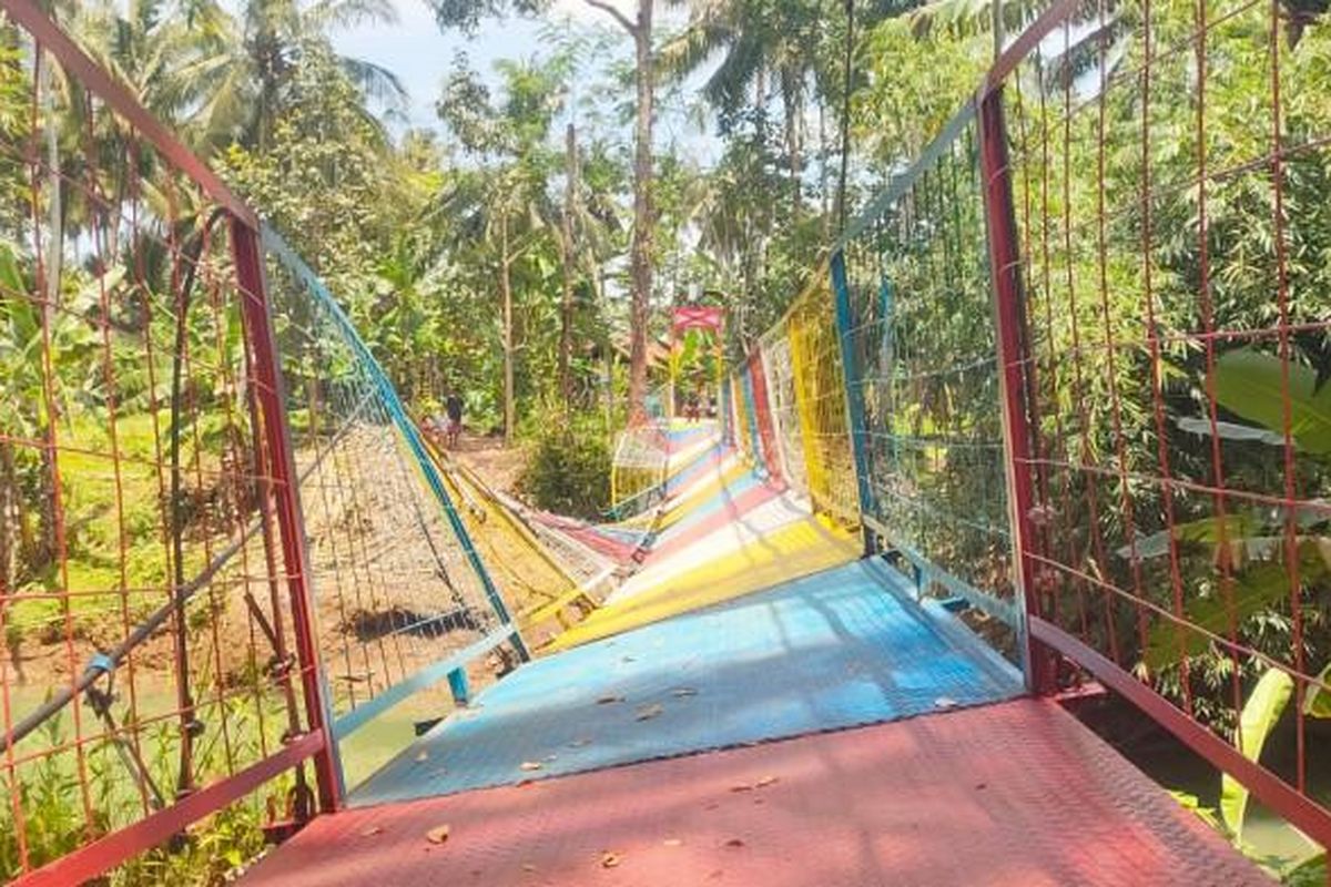 jembatan gantung ambruk, jembatan gantung pangandaran, smp it daarul hikmah pangandaran, jembatan baru ambruk, Jembatan Gantung di Pangandaran Ambruk Sebelum Diresmikan: 8 Siswa SMP Terjatuh ke Sungai