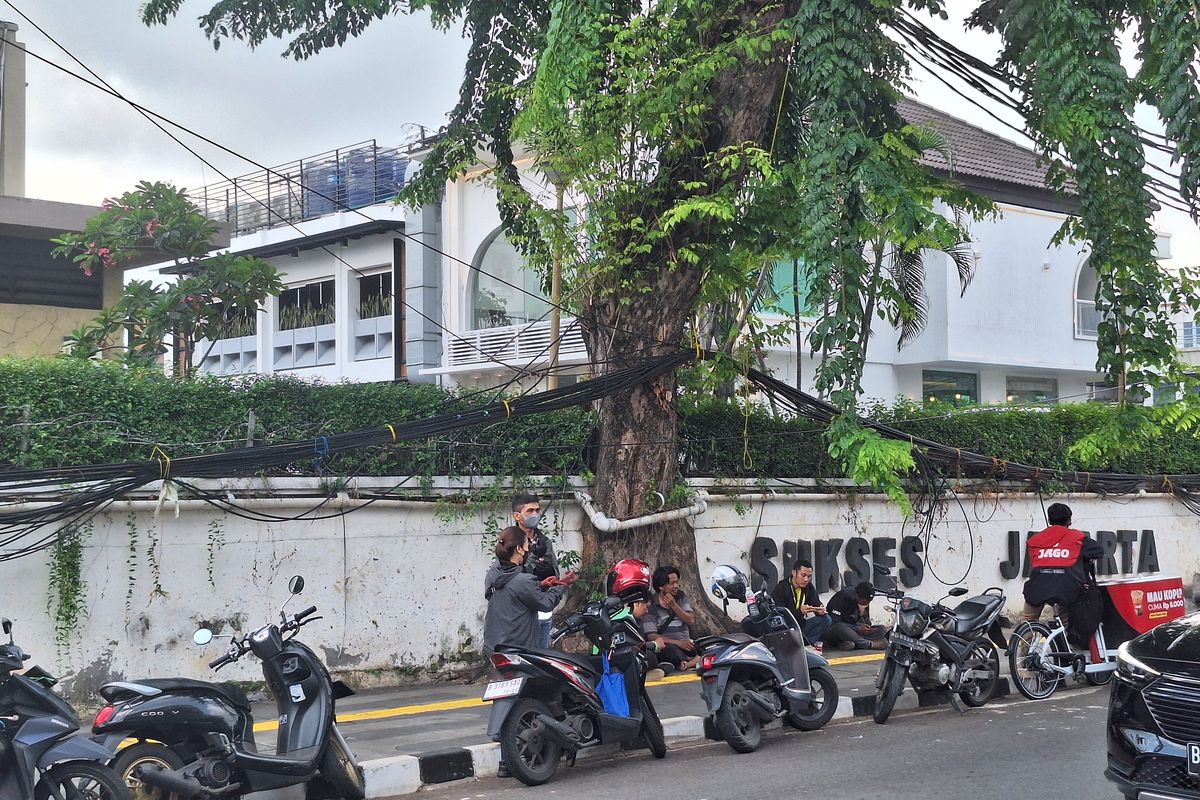 hujan, petir, berkendara aman, pengendara motor, berteduh, Saat Hujan Pengendara Motor Hindari Tempat Ini untuk Berteduh