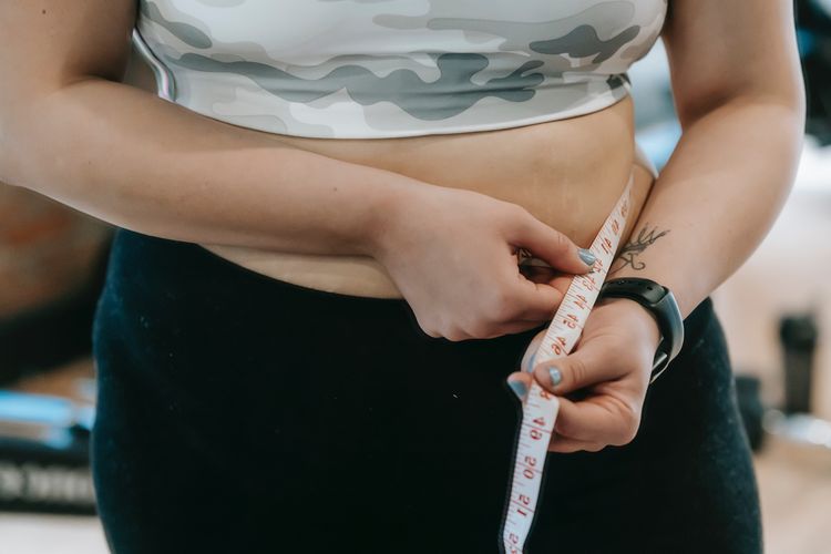 obesitas, Lingkar pinggang, indeks massa tubuh, Cara Mengukur Obesitas, risiko obesitas, cara ukur obesitas, cara ukur imt, cara ukur lingkar pinggang dengan meteran, obesitas Asia Pasifik, Cara Mengetahui Apakah Kamu Obesitas atau Kelebihan Berat Badan, Bagaimana cara mengukur obesitas?, Penampilan fisik tidak selalu jadi acuan, Lingkar pinggang juga perlu diukur, Cara mengukur lingkar pinggang dengan benar
