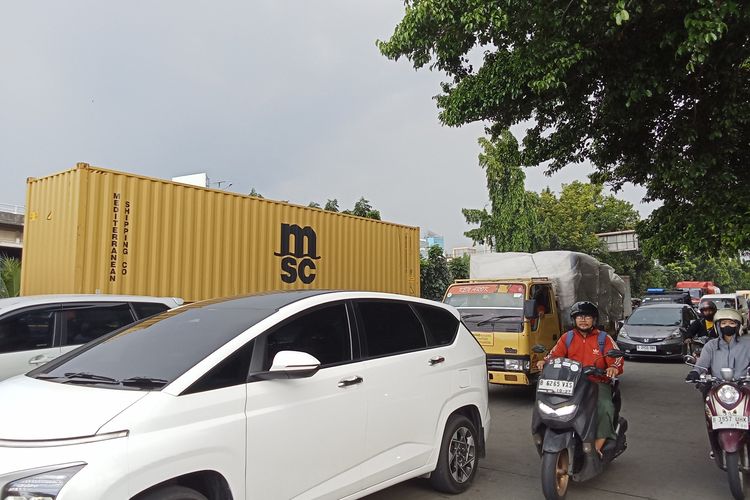 rekayasa lalu lintas, jalur alternatif, Imbas Proyek Flyover, Arus Lalu Lintas di Jalan Latumenten Dialihkan