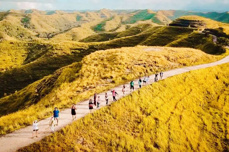 Sumba, Panduan Wisata 3 Hari 2 Malam di Sumba, Contek Itinerary Ini, Hari 1: Menuju Gerbang Barat, Mengejar "God’s Left" di Nihiwatu, Berselancar, Aktivitas selain Selancar, Hari 2: Menyeberang ke timur, menembus keheningan savanna Tanarara, Hari 3: Berburu "Golden Sunrise" dan persiapan pulang, Estimasi biaya perjalanan (per orang)