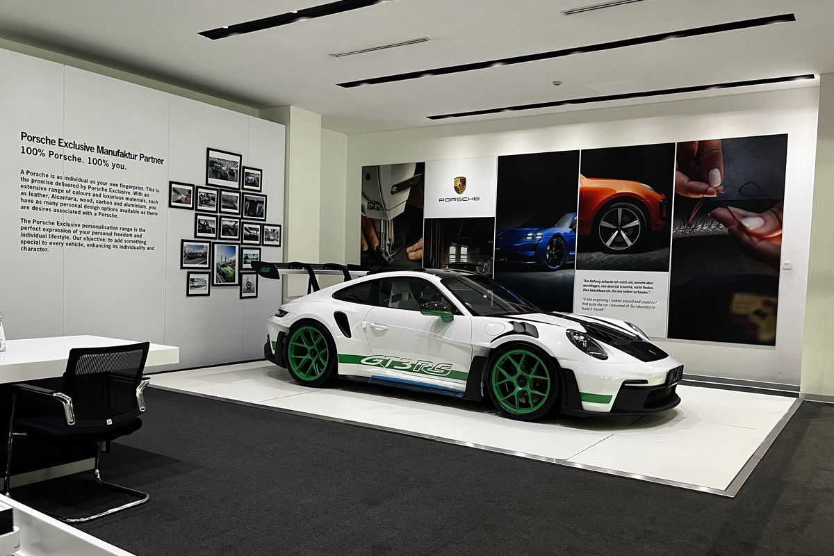 Porsche Exclusive Manufaktur, Porsche Centre Jakarta, kustomisasi mobil, Valencia Maximillian, Layanan Porsche Exclusive Manufaktur Tersedia di indonesia
