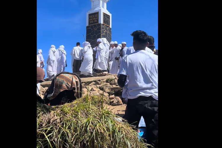Gunung Lawu, pendaki Gunung Lawu, ritual bulan Suro, pendaki berjubah putih, Rombongan Pendaki Berjubah Putih di Gunung Lawu Diduga Lakukan Ritual Bulan Suro