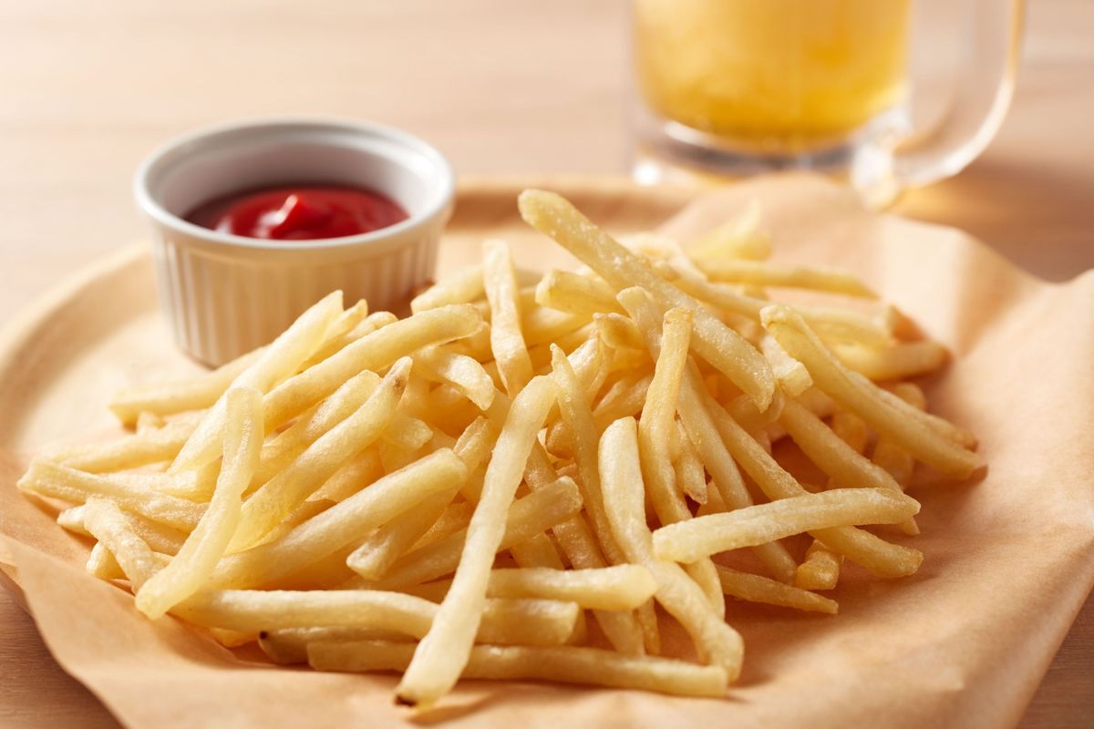 kentang goreng, resep kentang goreng, french fries, French fries, cara membuat kentang goreng, Kentang goreng renyah, kentang goreng tidak lembek, Trik Bikin Kentang Goreng Renyah dan Tidak Lembek, Rendam Bahan Ini!, Kupas dan potong kentang, Rendam kentang di air es, Goreng kentang, Goreng kentang tahap kedua