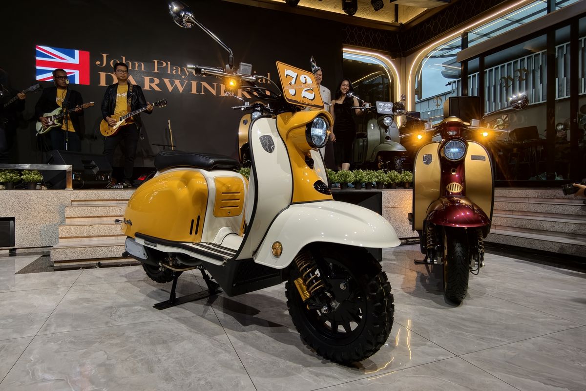 skutik, Vespa GTS Super Tech, skutik modern-klasik, Komparasi Royal Alloy JPS 245 dengan Vespa GTS Super Tech