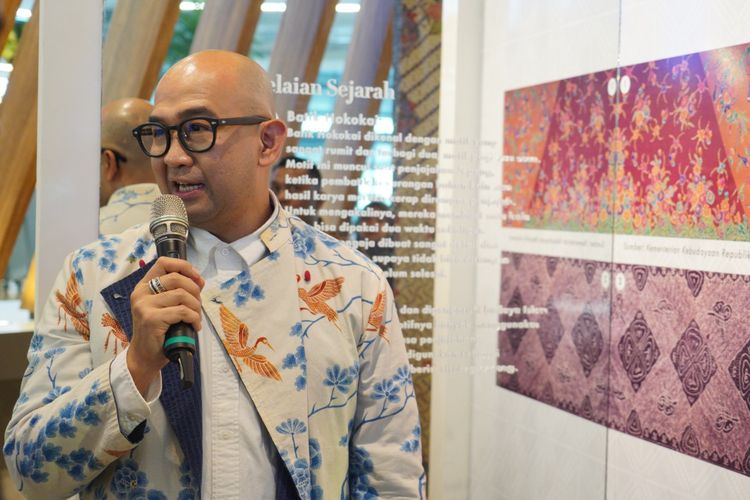 kain batik, terminal 3, Iwet Ramadhan, sejarah batik, bandara soekarno hatta, pameran bandara, terminal 3 soekarno hatta, pameran batik di jakarta, pameran batik 2025, Pameran Batik di Bandara Soekarno-Hatta, Ada Lorong Imersif dan Kain Batik