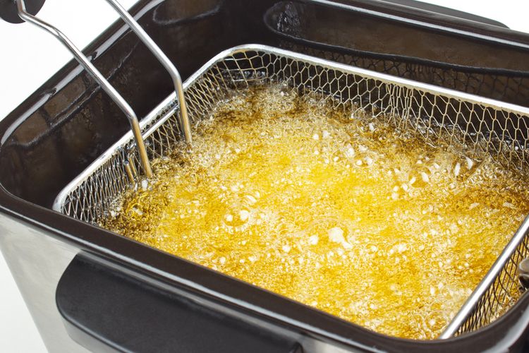 terong, Cara menggoreng terong, cara menggoreng terong agar tidak menyerap minyak, 5 Cara Menggoreng Terong agar Tidak Berminyak, 1. Gunakan minyak dengan titik asap tinggi, 2. Tiriskan dengan baik setelah digoreng, 3. Hindari menggunakan minyak berlebihan, 4. Coba alternatif pemanggangan di oven
