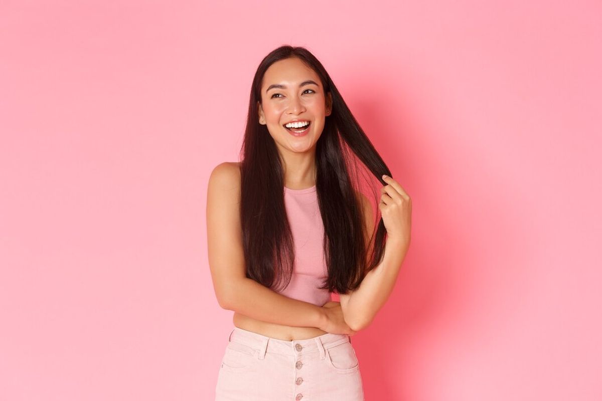 7 Cara Mendukung Pertumbuhan Rambut agar Lebih Kuat dan Panjang, 1. Pilih suplemen dan vitamin yang tepat, 2. Memijat kulit kepala dan keramas teratur, 3. Gunakan bahan alami yang ramah kulit kepala, 4. Pakai masker dan kondisioner, 5. Lindungi rambut dari panas, 6. Sisir rambut dengan lembut, 7. Gunakan ikat rambut yang lembut