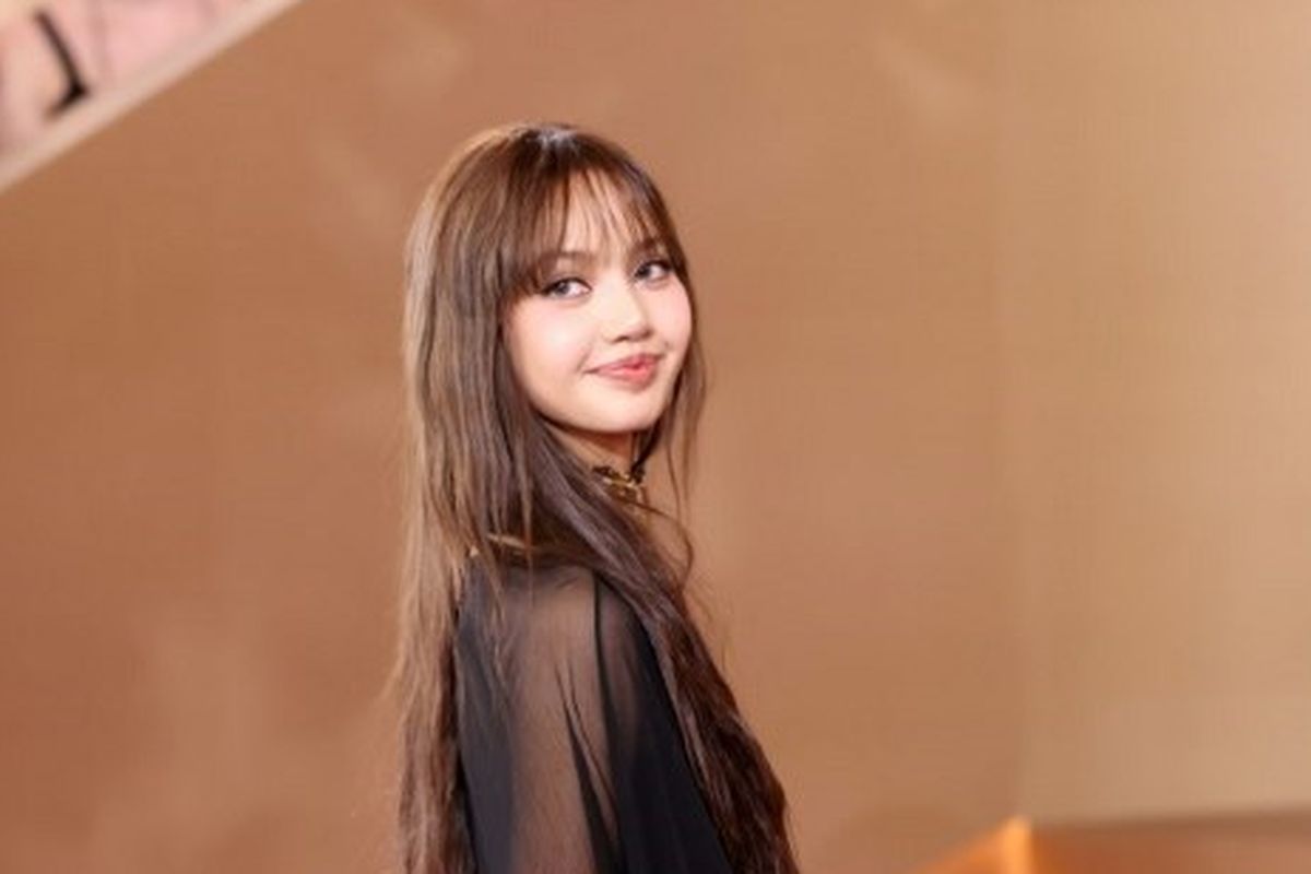 Ratu Sirikit, Balmain, haute couture, Lisa BLACKPINK Tampil Anggun dalam Balmain Couture, Angkat Warisan Ratu Sirikit, Momen Lisa sebagai duta Thailand, Couture dengan jejak sejarah, Detail gaun yang sarat makna, Lisa sebagai simbol diplomasi budaya