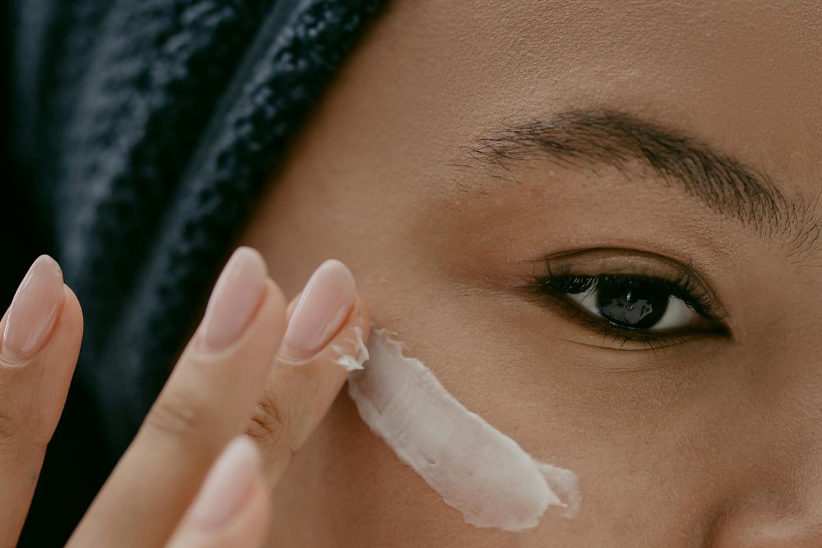 tanda penuaan, garis halus, eye cream, Banyak Orang Masih Salah Pakai Eye Cream, Dokter Kulit Ungkap Caranya