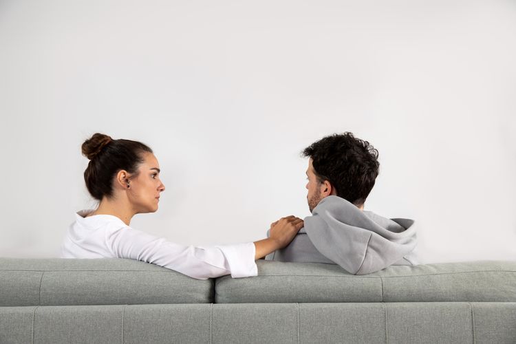 bunuh diri, cara mencegah bunuh diri, cara mencegah orang yang ingin bunuh diri, mengakhiri hidup, tips mencegah bunuh diri, mencegah orang bunuh diri, cara mencegah orang bunuh diri, mencegah terjadinya bunuh diri, orang bunuh diri, Cara Mencegah Orang Bunuh Diri, Pentingnya Mendengarkan dan Bertanya Menurut Ahli