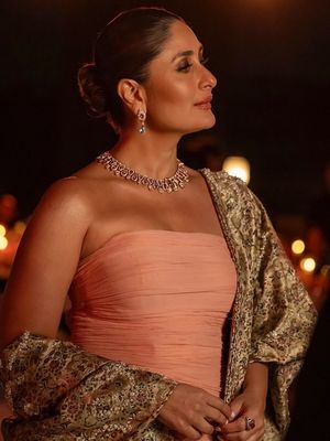 Kareena Kapoor, kareena kapoor sekarang, kareena kapoor meninggal hoaks, gaya kareena kapoor, foto kareena kapoor terkini, daayra film, film terbaru kareena kapoor, 9 Gaya Stylish Kareena Kapoor, Bisa Jadi Inspirasi, 1. Penampilan Kareena Kapoor di acara Birmingham, 2. Floral saree, 3. Gaun ungu, 4. Strapless peach dengan shawl, 5. Gaun biru silver penuh detail, 6. All-black airport look, 7. Gaun hitam berkilau, 8. Gaya sporty kasual, 9. Gaya santai