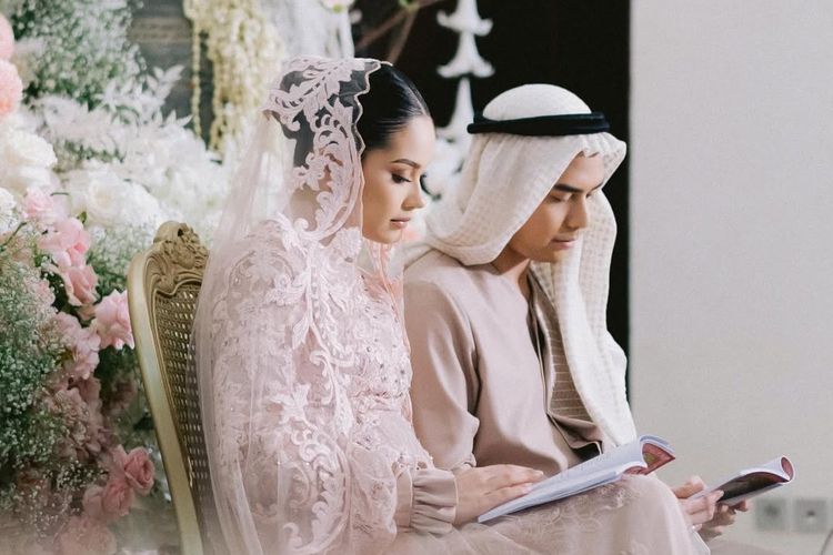Al Ghazali, Alyssa Daguise, 7 Style Alyssa Daguise saat Tasyakuran 4 Bulan Kehamilan, Anggun Bernuansa Pastel, 1. Busana pastel dengan siluet mengalir, 2. Detail renda yang mempermanis tampilan, 3. Veil tipis yang memberi kesan syahdu, 4. Riasan natural dengan hasil akhir glowing, 5. Rambut ditata simpel dan rapi, 6. Aksesori minimalis yang elegan, 7. Tampil serasi bersama Al Ghazali