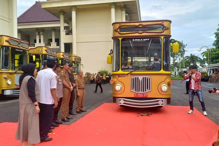 bus sekolah gratis, Bus sekolah di Tuban, si mas ganteng tuban, bus sekolah gratis tuban, Rute Bus Sekolah Gratis di Tuban, Jangkau hingga Pinggiran, Diluncurkan Resmi oleh Pemkab Tuban, Angkutan Aman dan Nyaman untuk Semua Kalangan, Jadwal Operasional Bus Sekolah, Daftar Lengkap Rute Bus Sekolah ‘Si Mas Ganteng’, Pendanaan dari APBD 2024, Nama Unik dan Desain yang Viral