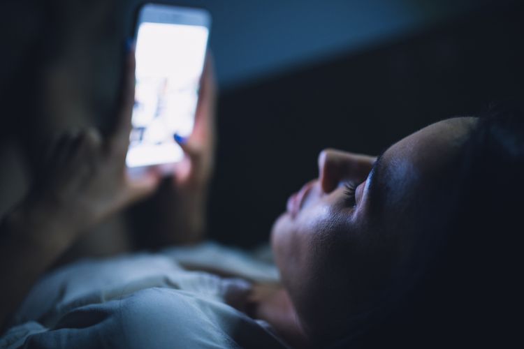 lelah, media sosial, fatigue, capek, Instagram, TikTok, main media sosial, digital fatigue, Kenapa Scrolling Media Sosial Bikin Capek? Ini Penjelasan Psikologinya, Scrolling ≠ bersantai, Ketagihan dopamin instan, Kombinasi "fatigue", Yang bisa kita lakukan