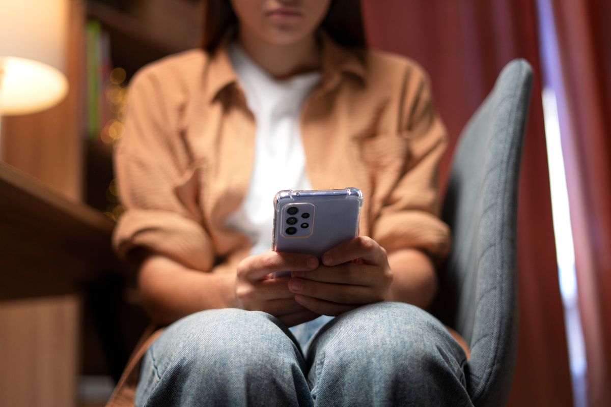 psikologi, hal yang sebaiknya tidak dibagikan ke orang lain, ranah pribadi, self privacy, 8 hal yang sebaiknya dipendam sendiri, menurut psikologi, hal yang tak perlu diceritakan ke orang lain, hal yang sebaiknya disimpan sendiri, 8 Hal yang Tidak Perlu Diceritakan pada Orang Lain Menurut Psikologi, Termasuk Konflik Pribadi, 1. Konflik pribadi, 2. Rincian keuangan , 3. Riwayat kesehatan, 4. Masalah dengan pasangan, 5. Kesalahan masa lalu, 6. Mimpi yang belum tercapai, 7. Ketakutan pribadi , 8. Kecemasan yang mendalam