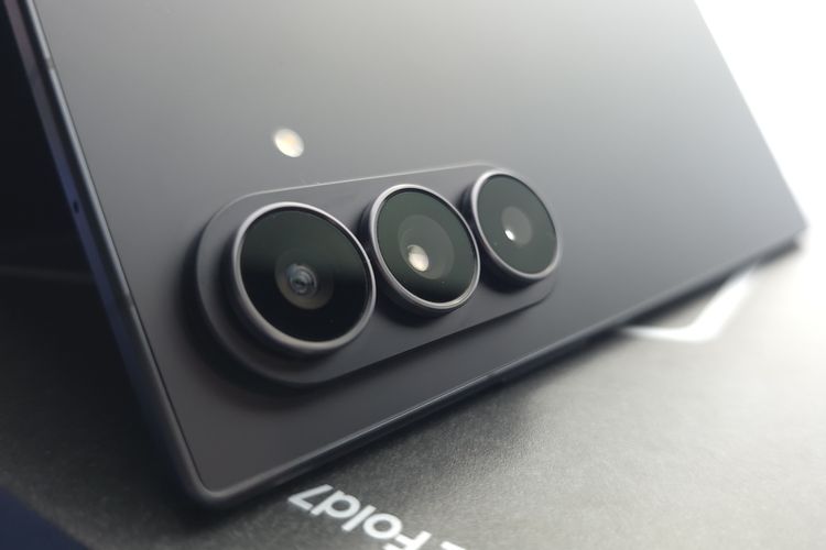 Samsung, unboxing, Samsung Z Fold 7, Samsung Galaxy Z Fold 7, samsung z fold 7, spesifikasi samsung z fold 7, harga samsung z fold 7, Unboxing Samsung Z Fold 7, HP Lipat Tertipis yang Makin Nyaman Digenggam, Tipis, makin nyaman digenggam, Bekas lipatan makin minim, Kamera 200 MP dan Samsung Log, Spesifikasi Samsung Galaxy Z Fold 7, Harga Galaxy Z Fold 7