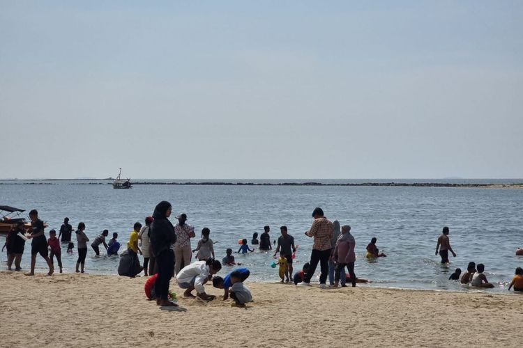 wisata alam, Jakarta, 6 Wisata Alam di Jakarta untuk Healing Akhir Pekan, Mana Favorit Kamu?, 1. Kepulauan Seribu, 3. Hutan Mangrove PIK, 4. Taman Tabebuya, 5. Setu Babakan, 6. Pantai Pasir Putih PIK 2