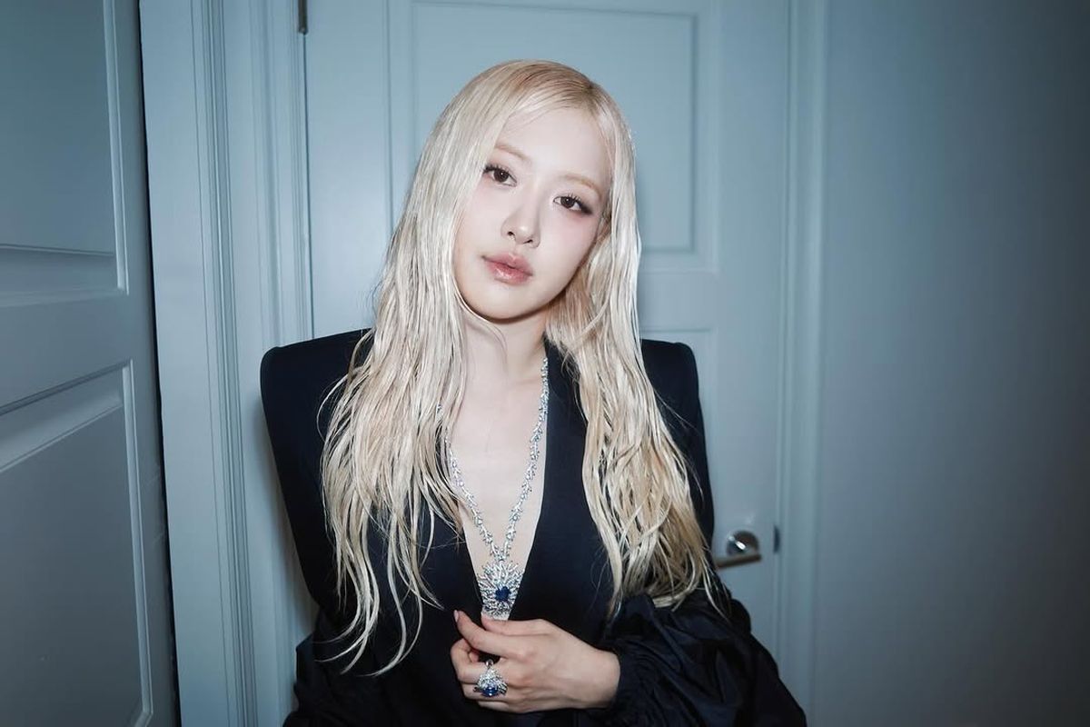 Rose BLACKPINK, busana Rose BLACKPINK, gaya rambut rose blackpink, gaya fashion rose blackpink, gaya rose, fashion rose, busana rose blackpink, outfit rose blackpink, gaya rose black, 5 Gaya Rose BLACKPINK, Elegan dan Manis Bisa Jadi Inspirasi, 1. Semi-formal, 2. Boyish look dengan leather jacket, 3. Playful side, 4. Oversized outfit, 5. Cropped top girlie