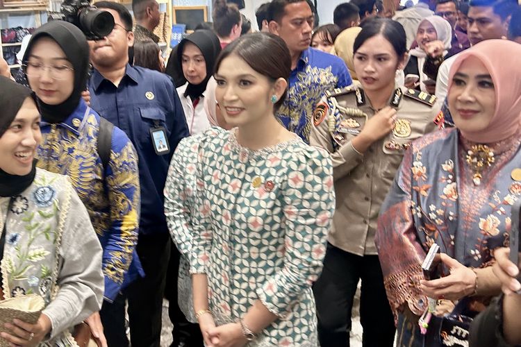 INACRAFT 2026, Gaya Elegan Selvi Ananda di Inacraft 2026 dalam Balutan Batik Kawung, Aksesori minimalis yang menyatu dengan busana, Riasan natural dan tata rambut klasik, Sentuhan akhir yang fungsional dan elegan, Mengenal INACRAFT 2026
