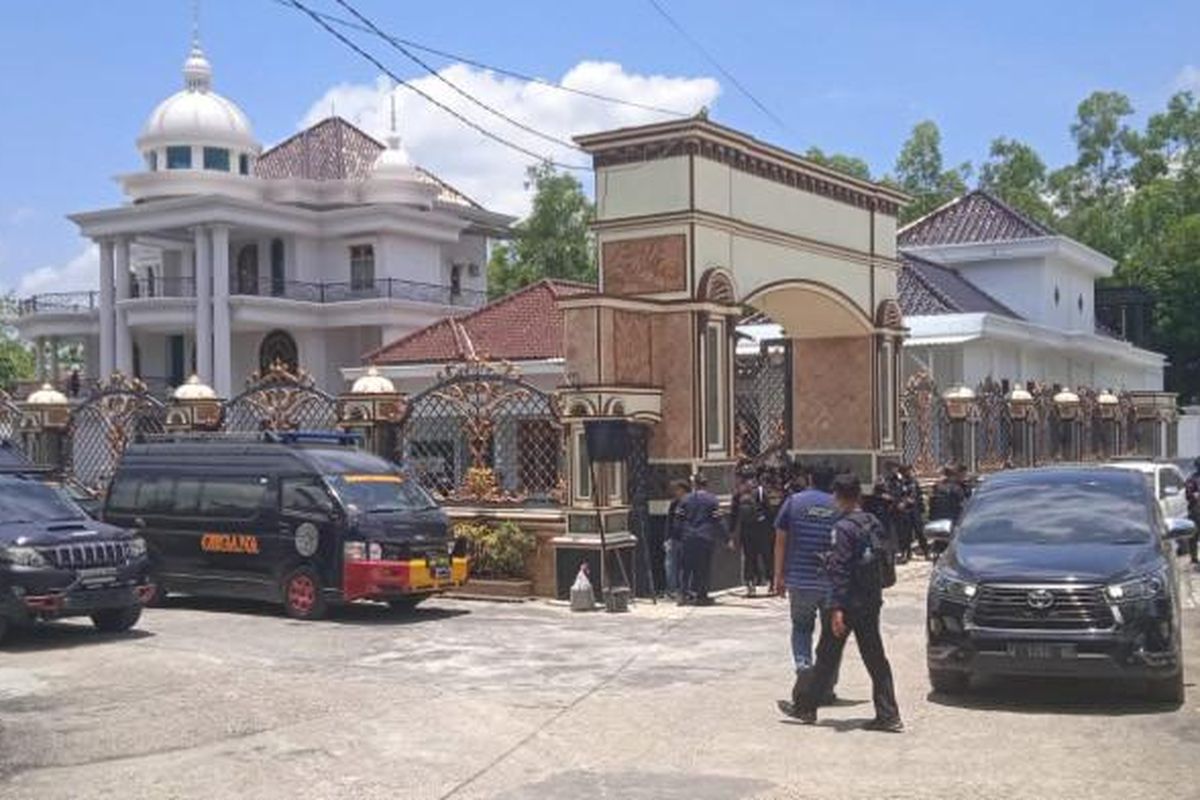 narkoba, Bangkalan, penyitaan, Penyitaan bangunan hasil pencucian uang narkoba Bangkalan, Polda Jatim sita aset narkoba, Bandar besar narkoba Bangkalan, Penggeledahan rumah mewah narkoba Madura, Pencucian uang hasil narkoba, Polisi Sita 7 Bangunan Hasil Pencucian Uang Narkoba di Bangkalan, Diduga Milik Bandar Besar