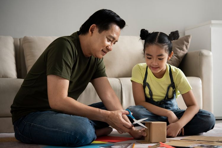 kesehatan mental anak, tips parenting, daddy issues, tips parenting anak, pola asuh orangtua, cara mencegah daddy issues, memutus rantai daddy issues, trauma pengasuhan, 4 Cara Memutus Rantai Daddy Issues pada Anak Menurut Psikolog, 1. Pulih dari luka masa lalu, 2. Terus belajar menjadi orangtua, 3. Prioritaskan kebutuhan emosional anak, 4. Bangun komunikasi yang tepat