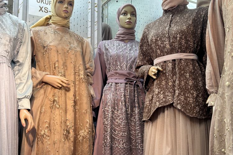 10 Rekomendasi Toko Busana Muslim Murah di Tanah Abang, 1. Pop Star Starla, 2. Mileea.id, 3. Amanah Collection, 4. Kintamani, 5. Eunique Boutique, 6. Lancar Fashion, 7. Su’Nie by Niche, 8. Zhifara Muslim Wear, 9. Attin Collection, 10. Sonia Moeslim