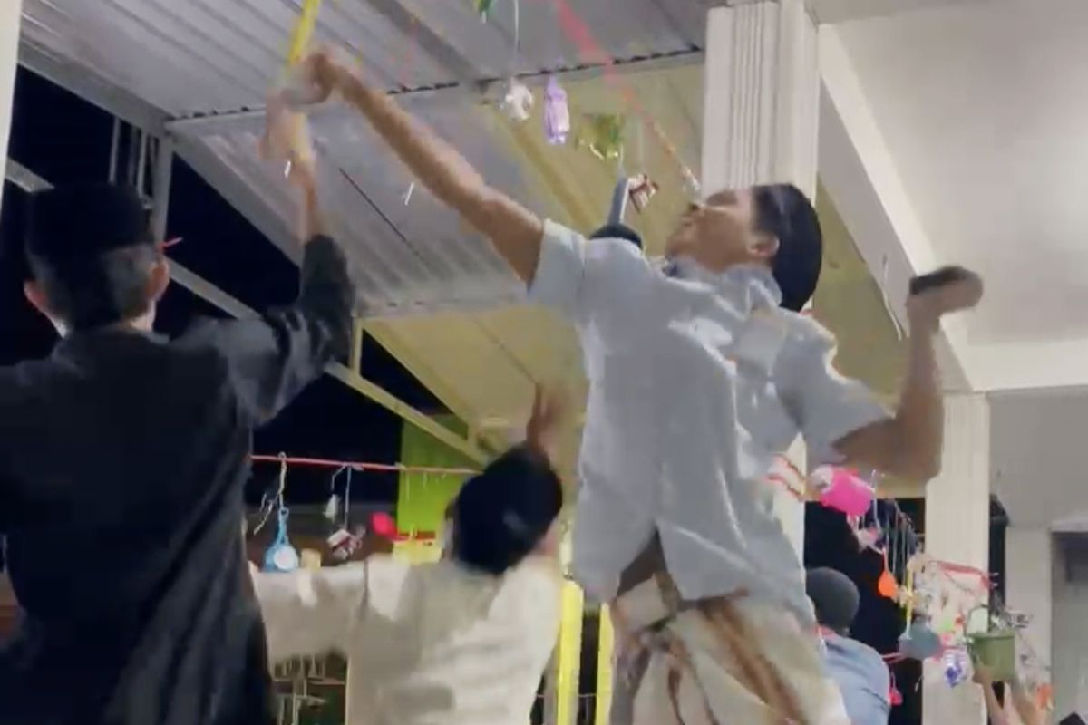 Jawa Timur, Pamekasan, maulid nabi, Maulid Nabi Muhammad SAW, Peringatan Maulid Nabi, Peringatan Maulid Nabi di Pamekasan: Balon dan Jajanan Sebagai Sarana Edukasi Cinta Nabi, Motivasi dan Edukasi untuk Anak-anak, Membangun Kedekatan dengan Nabi melalui Selawat, Tanggapan Positif terhadap Tradisi Maulid, Tradisi yang Telah Berlangsung 15 Tahun