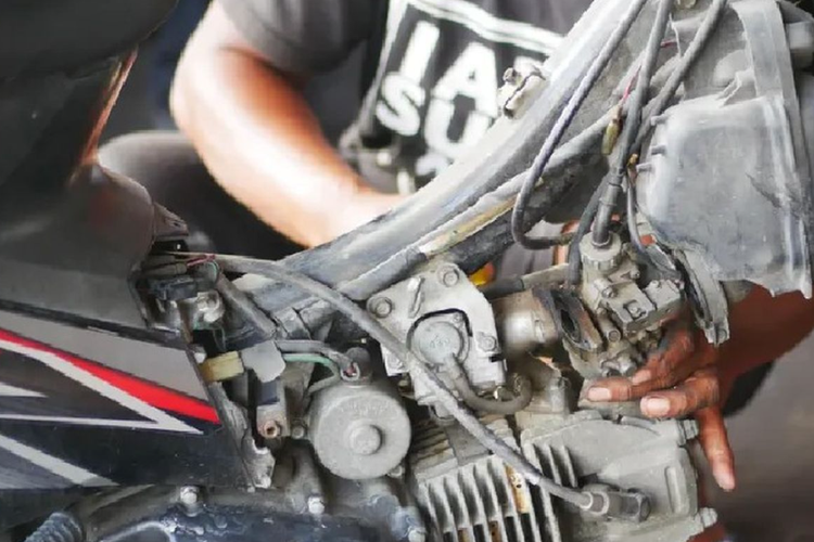 musim hujan, motor karburator, motor injeksi, Motor Injeksi vs Karburator di Musim Hujan, Mana Lebih Tangguh?