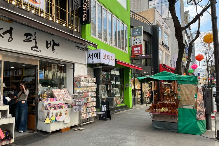 tempat belanja di Seoul, Wisata Seoul, Wisata Korea Selatan, tempat belanja di seoul, tempat belanja seoul, wisata korea selatan yang wajib dikunjungi, belanja di korea selatan, Pengalaman ke Insadong, Pasar Tradisional di Seoul yang Ramai Turis