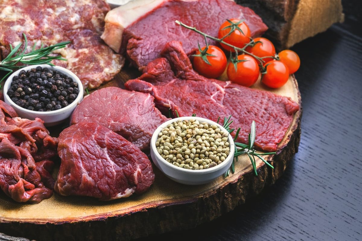 protein, 6 Mitos Protein Ini Perlu Berhenti Kamu Percayai, Menurut Ahli Gizi, 1. Protein hanya penting untuk membangun otot, 2. Diet tinggi protein merusak ginjal, 3. Hanya makanan hewani yang mengandung protein lengkap, 4. Semakin banyak makan protein, makin besar otot, 5. Makan lebih banyak protein akan membuat tubuh lebih ramping, 6. Protein powder wajib untuk memenuhi kebutuhan protein